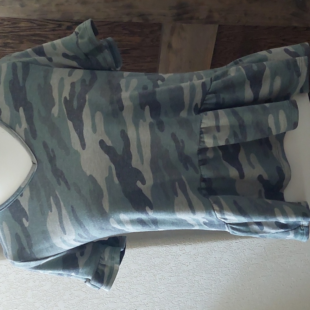 Coin 1804, Size small Camo shirt with Ruffles